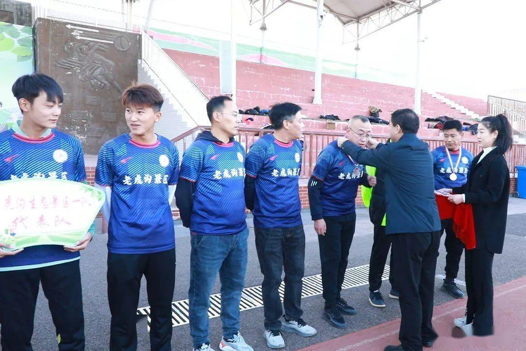 包含赛事的幕后支持——工作人员的辛勤付出的词条